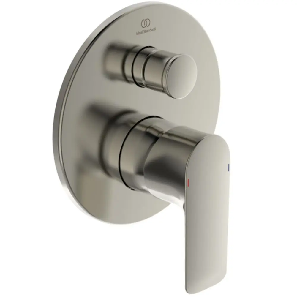 Wandmontierte Armatur in Silber mit zwei Bedienelementen für Temperatur und Wasserfluss, hergestellt von Ideal Standard.